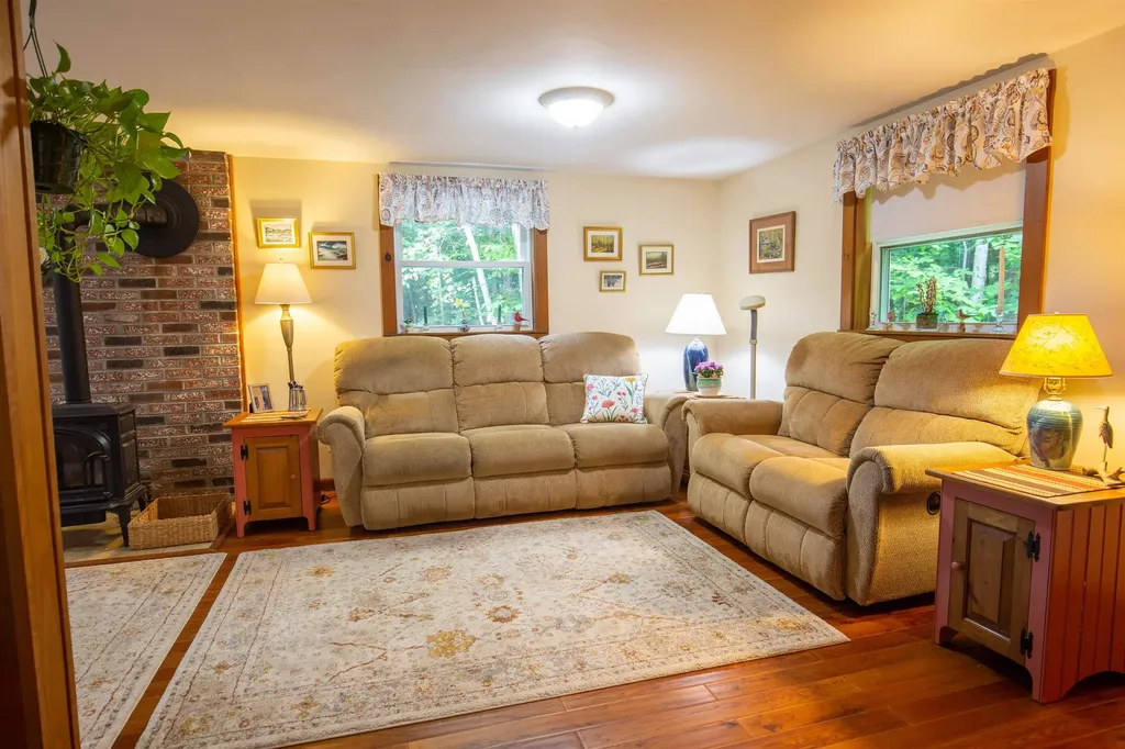 8 Oak Ridge Road Plymouth NH 03264