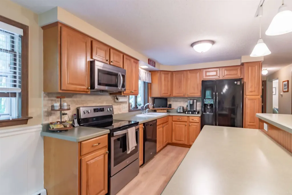 30 Raintree Drive Londonderry NH 03053