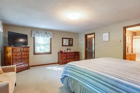 30 Raintree Drive Londonderry NH 03053