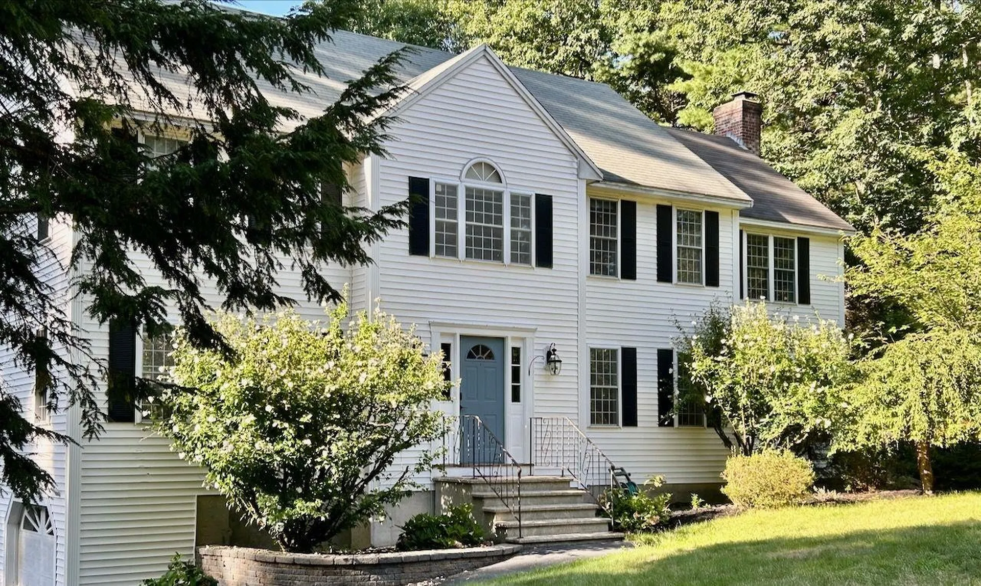 19 Robin Hood Drive Londonderry NH 03053