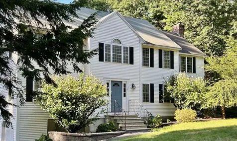 19 Robin Hood Drive Londonderry NH 03053