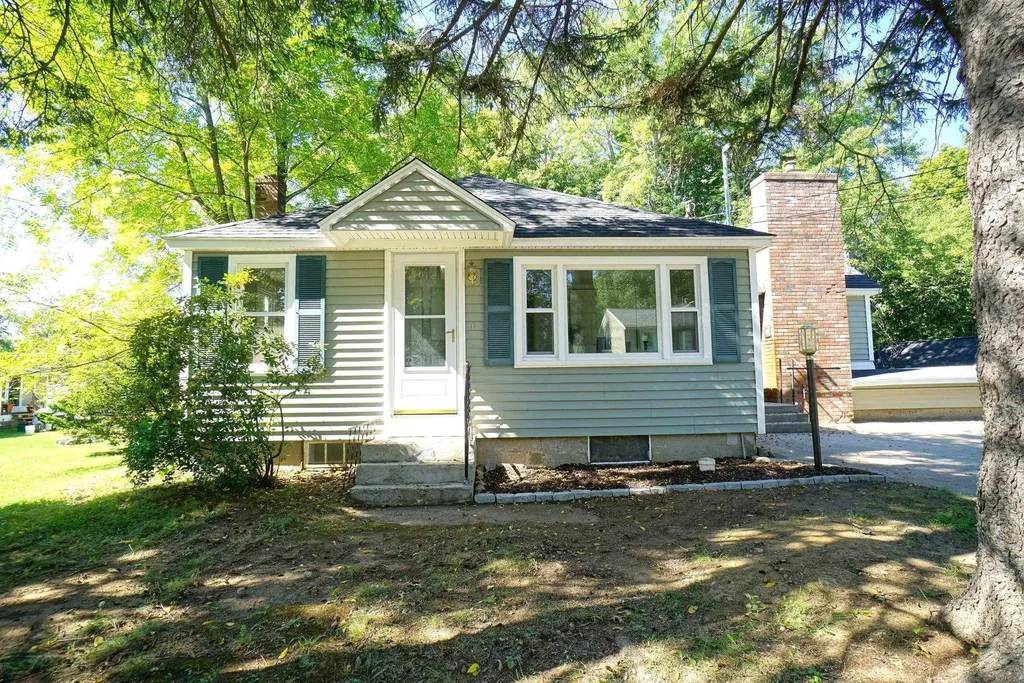 20 Concord Avenue Derry NH 03038