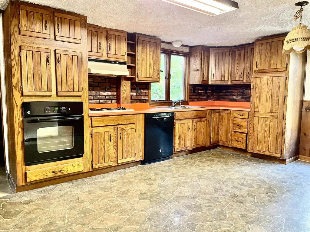 15 Mooney Street Alton NH 03809