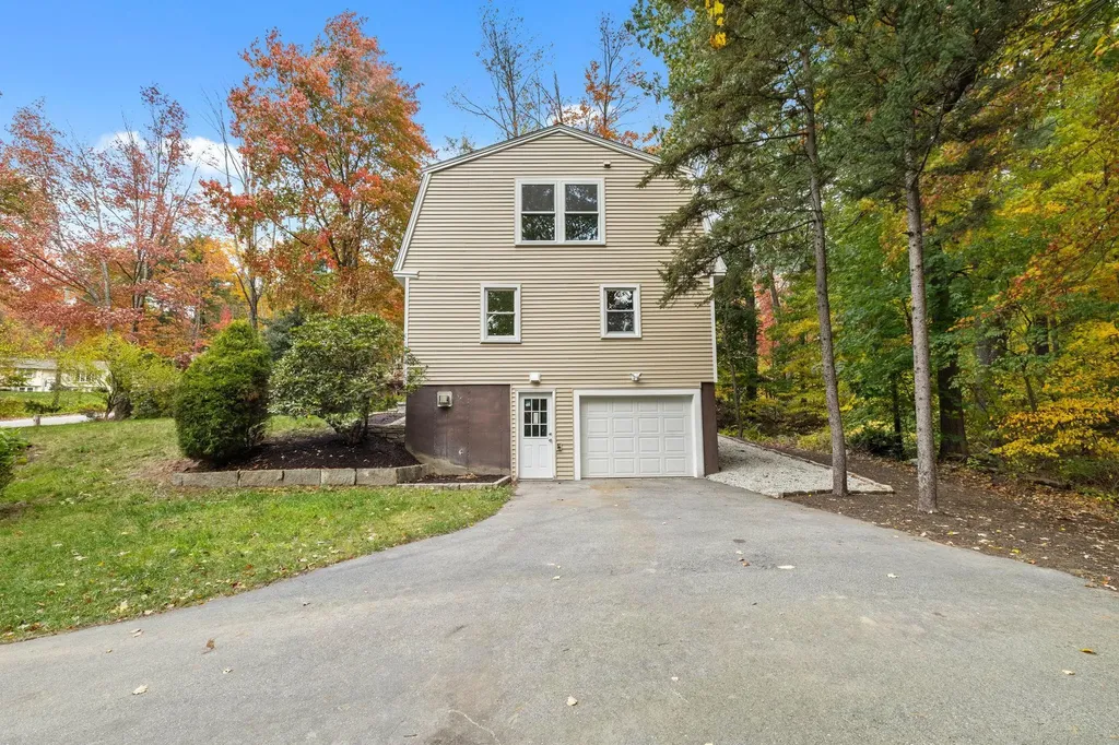 9 Berry Hill Road Hooksett NH 03106