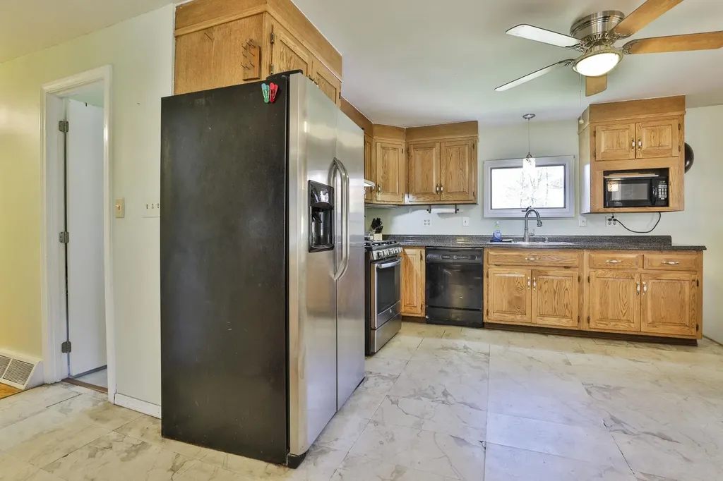 10 Pilgrim Avenue Merrimack NH 03054