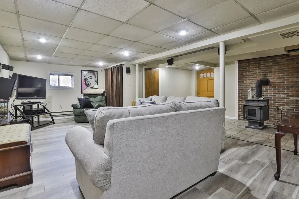 10 Pilgrim Avenue Merrimack NH 03054