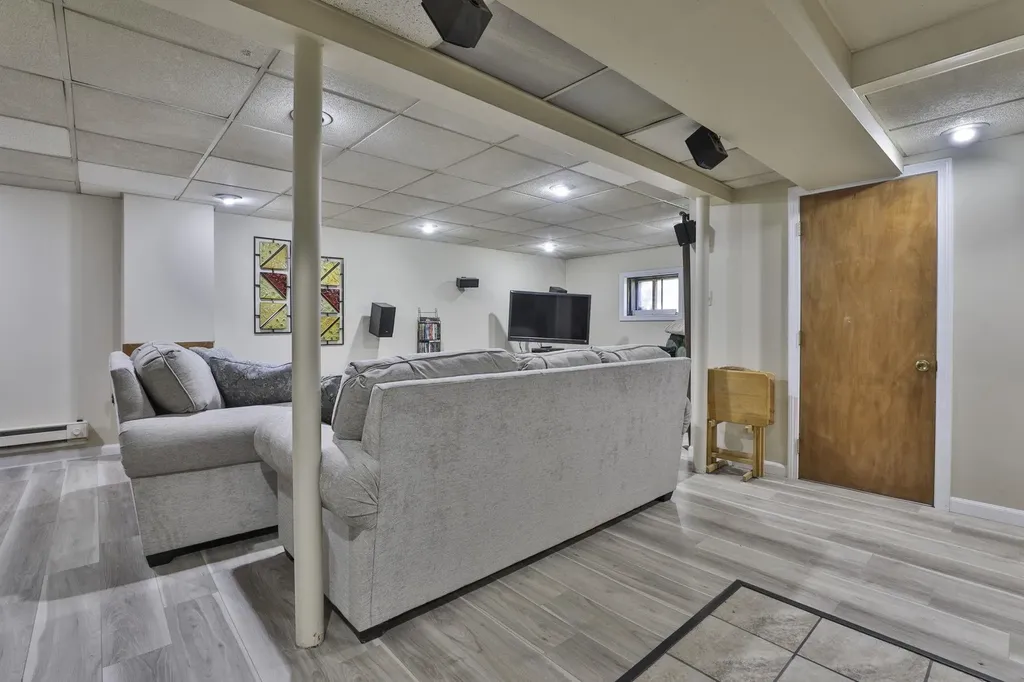 10 Pilgrim Avenue Merrimack NH 03054