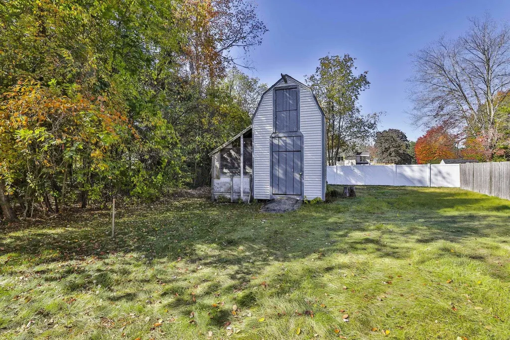 10 Pilgrim Avenue Merrimack NH 03054