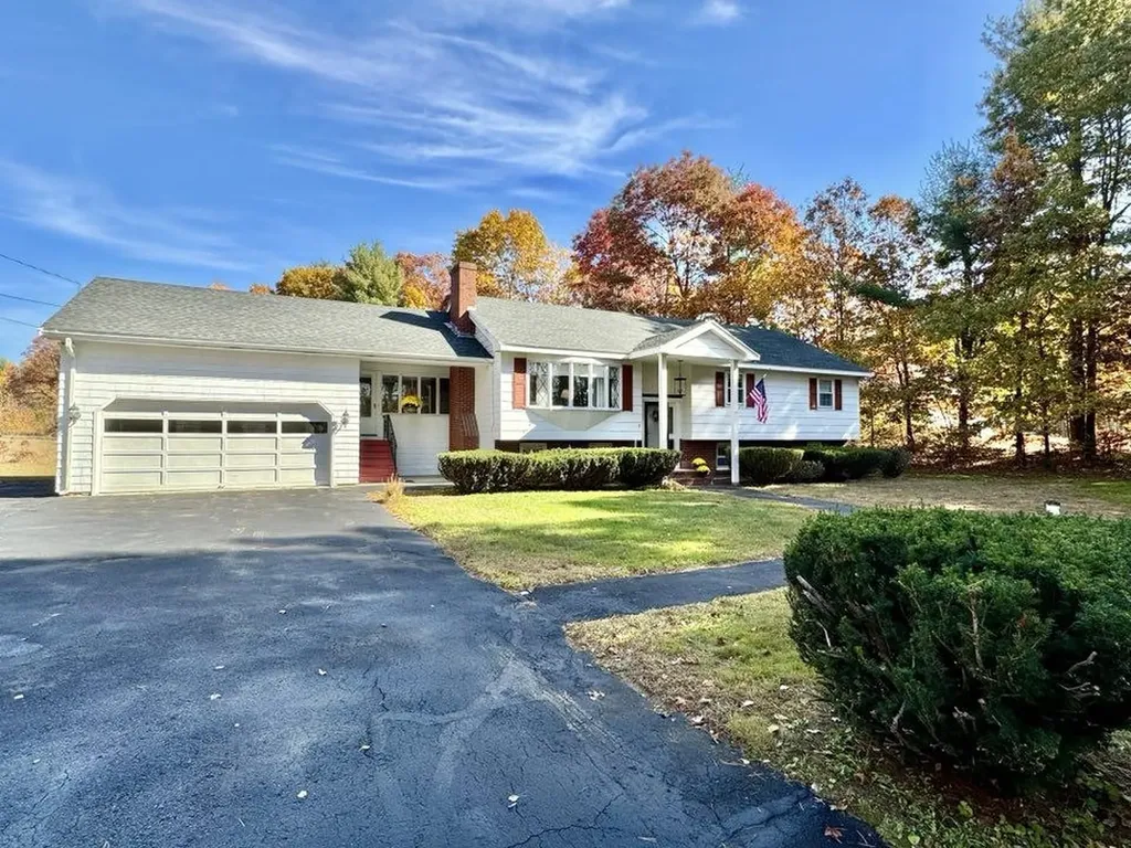 3 Nancy Avenue Pelham NH 03076-3332