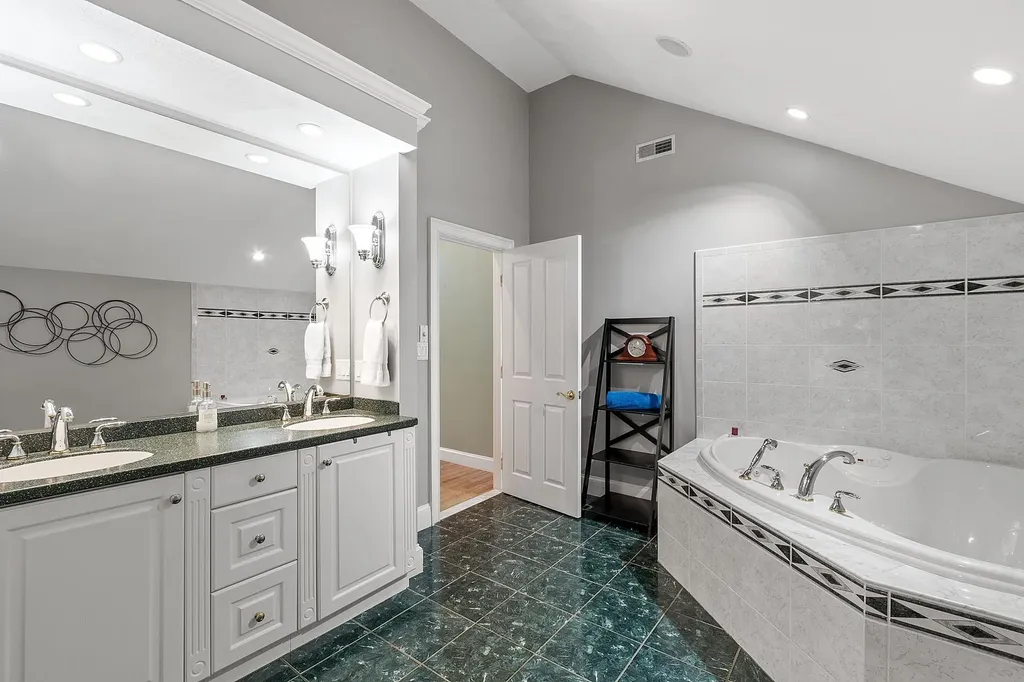 23 Hawthorne Road Windham NH 03087