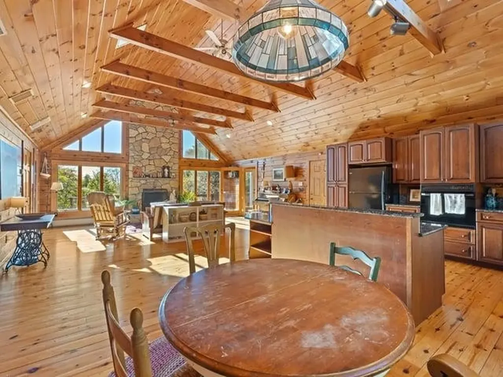 36 Split Oak Circle Chesterfield NH 03443