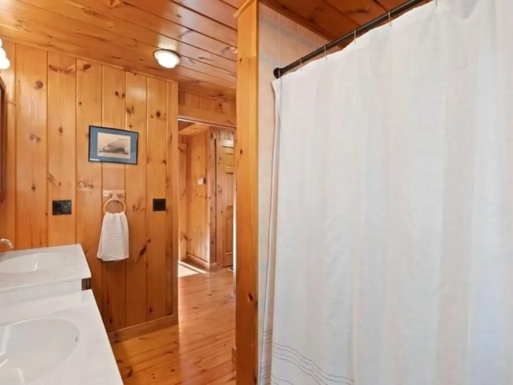 36 Split Oak Circle Chesterfield NH 03443