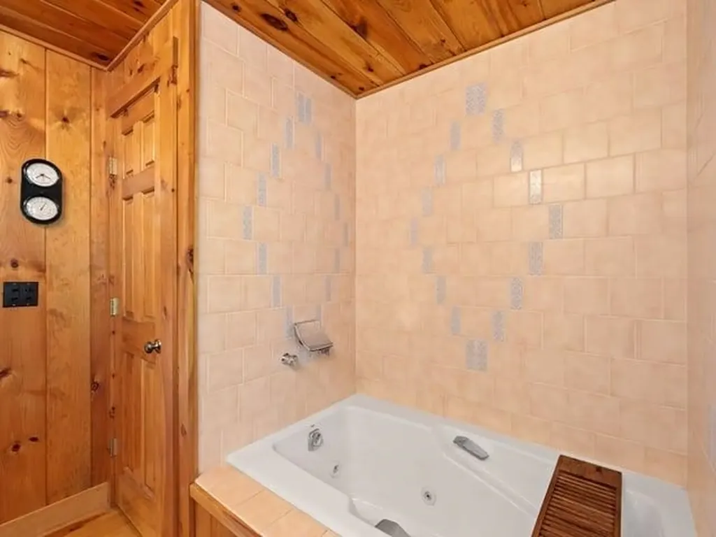 36 Split Oak Circle Chesterfield NH 03443