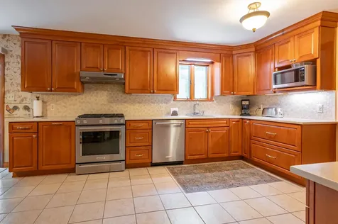 7 Golden Oaks Drive Salem NH 03079