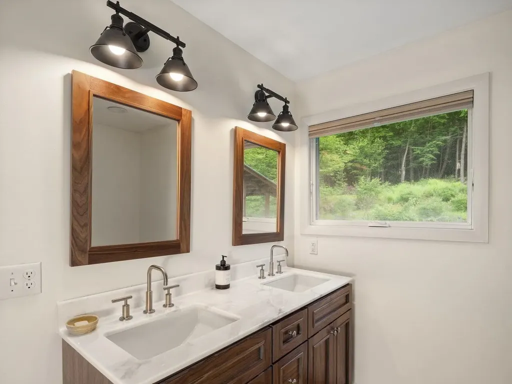 16 Sutton Place Charlotte VT 05445