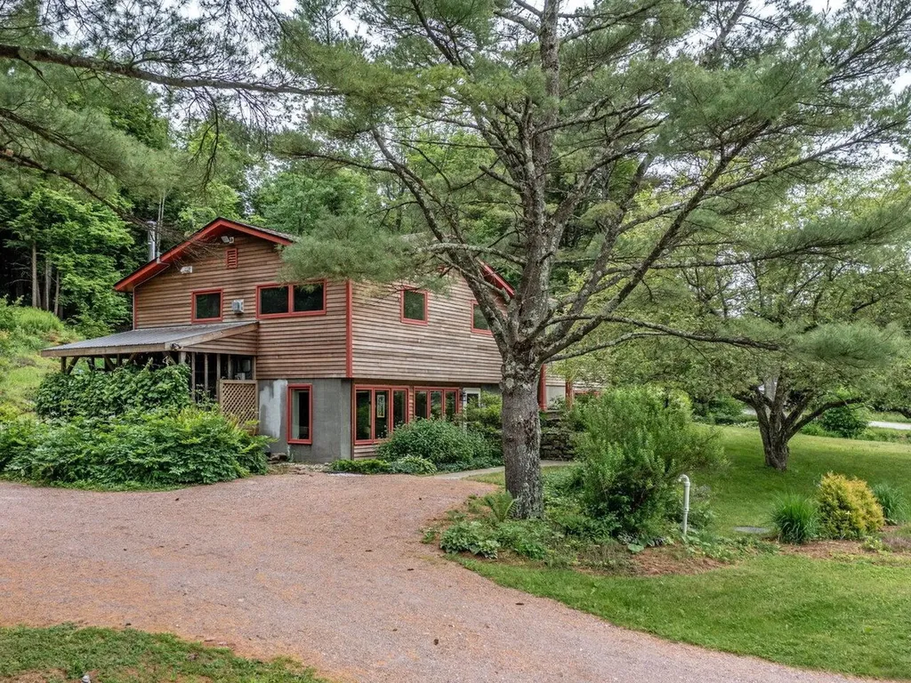 16 Sutton Place Charlotte VT 05445