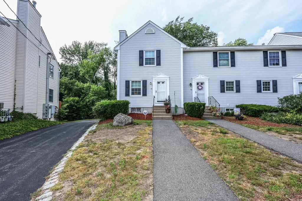 38 Brook Hollow Way Manchester NH 03103