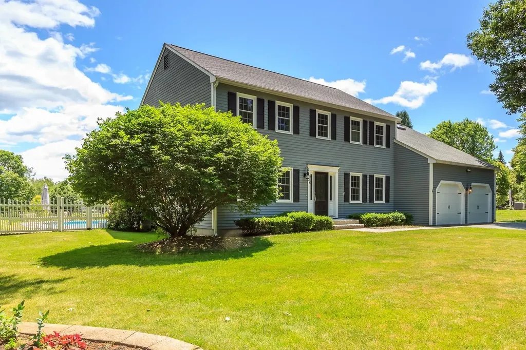 38 Naticook Avenue Litchfield NH 03052