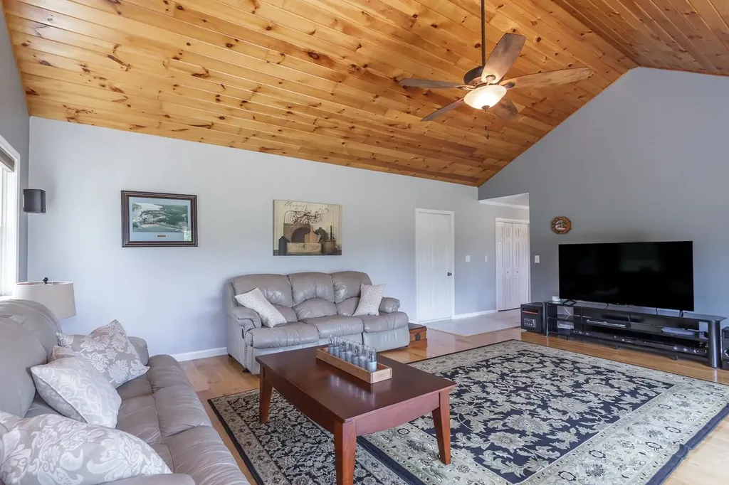 38 Naticook Avenue Litchfield NH 03052