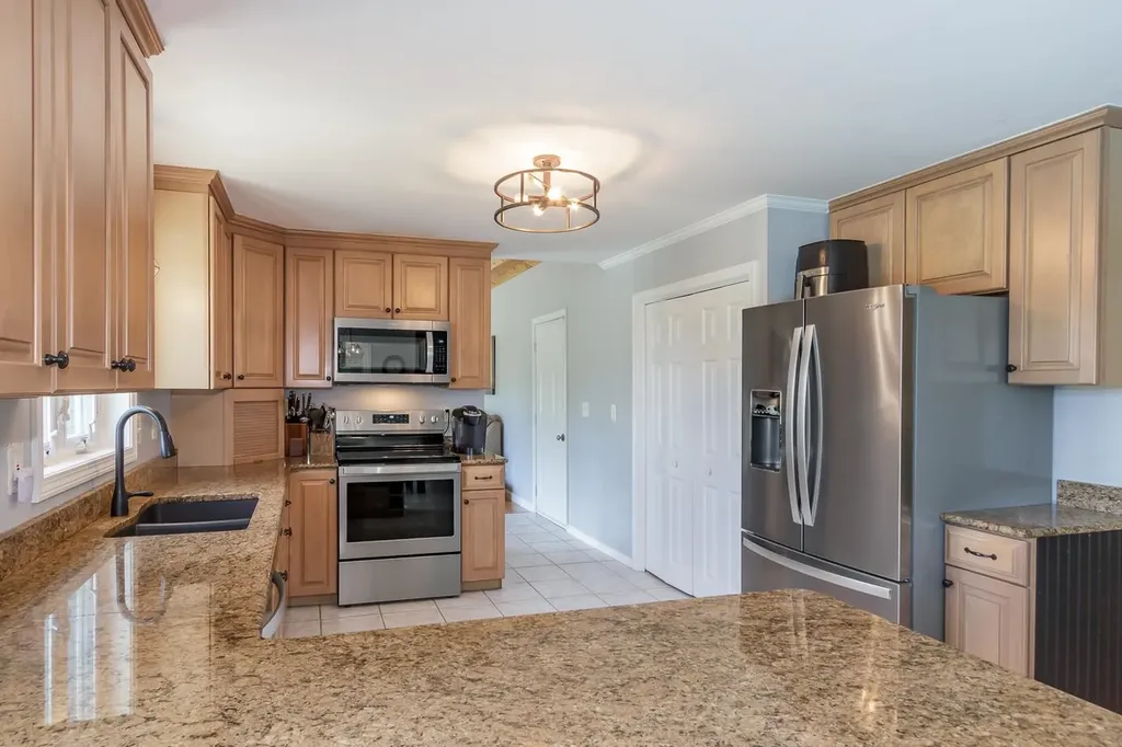38 Naticook Avenue Litchfield NH 03052