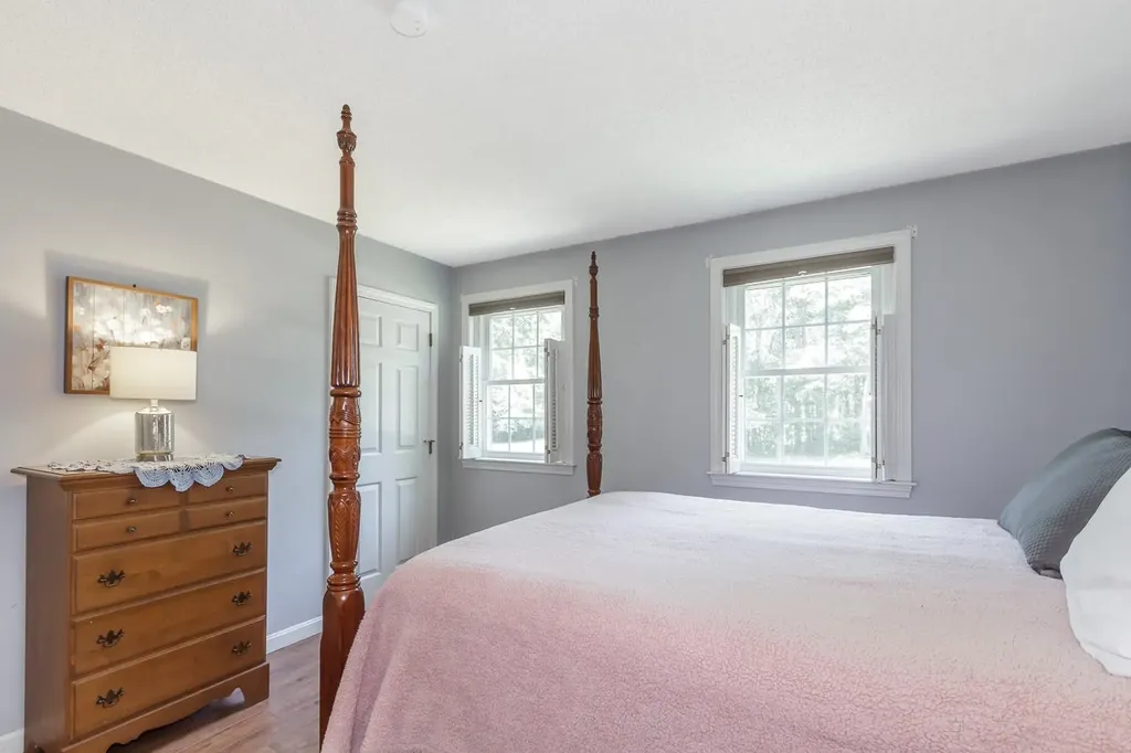 38 Naticook Avenue Litchfield NH 03052