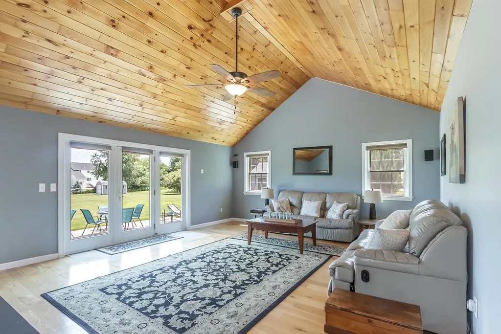 38 Naticook Avenue Litchfield NH 03052