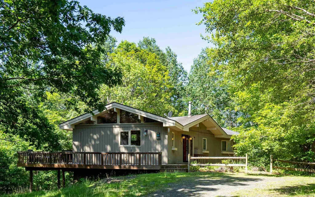 166 Robbins Hill Hartford VT 05059