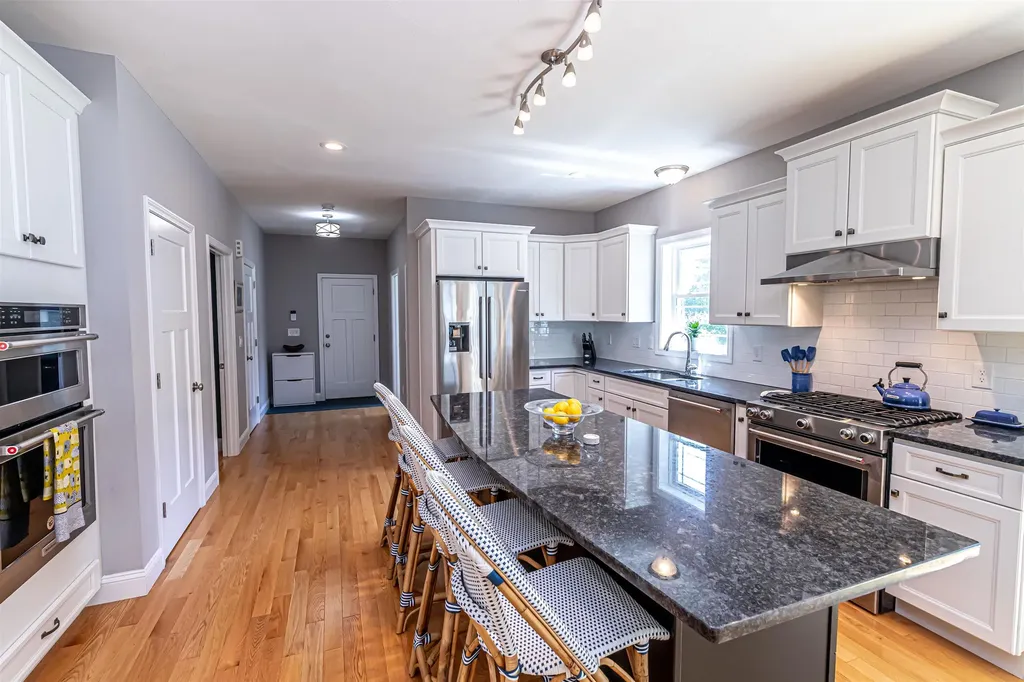 6 Anderson Way Auburn NH 03032