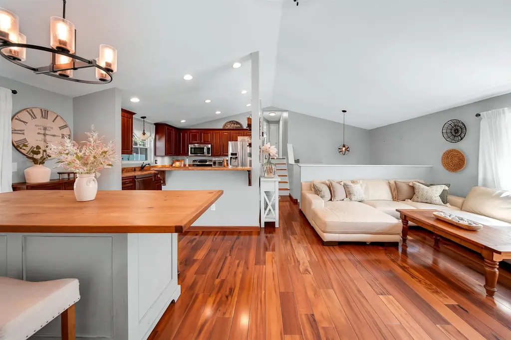 20 Cimmarron Drive Nashua NH 03062