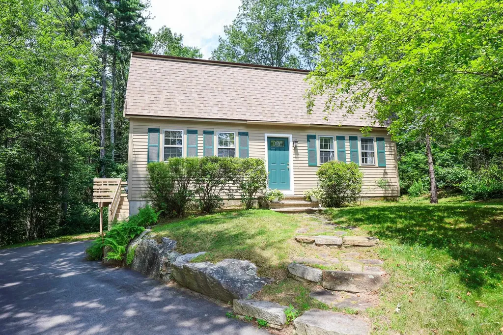 16 Custer Circle Nashua NH 03062