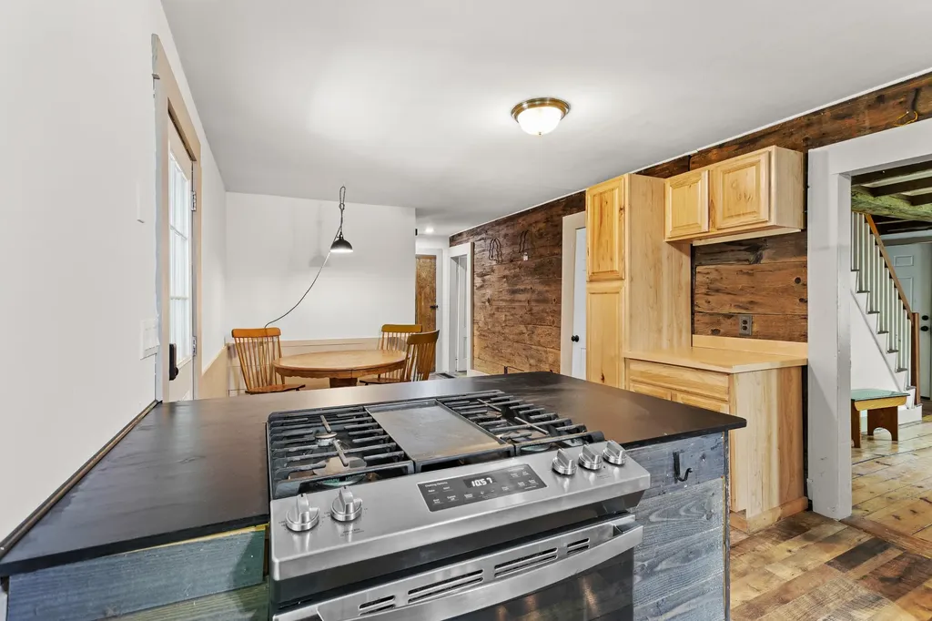 102 Green Road Raymond NH 03077
