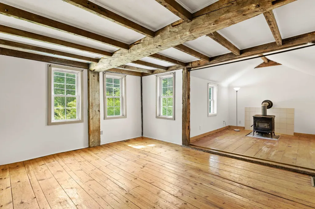 102 Green Road Raymond NH 03077