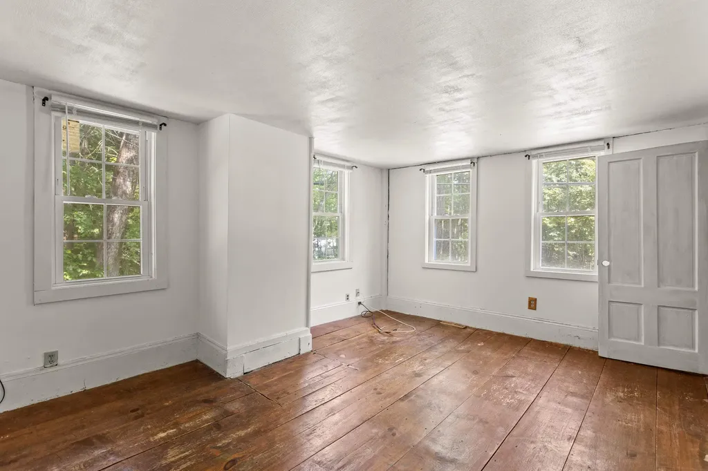 102 Green Road Raymond NH 03077