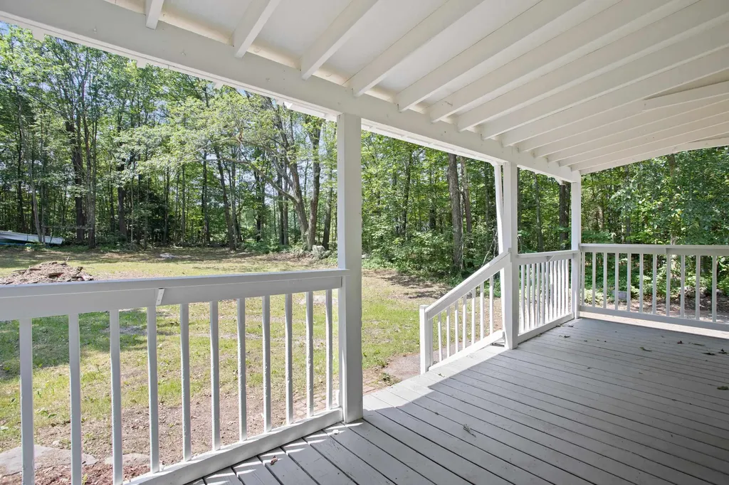 102 Green Road Raymond NH 03077