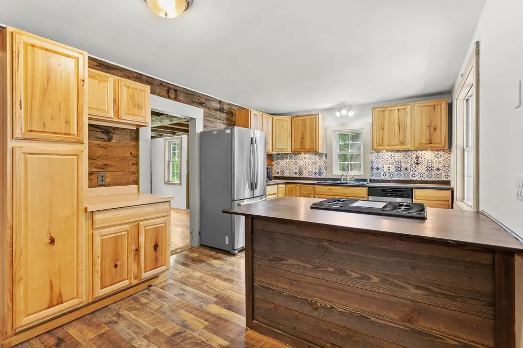 102 Green Road Raymond NH 03077