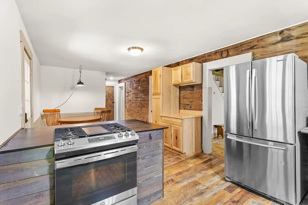 102 Green Road Raymond NH 03077