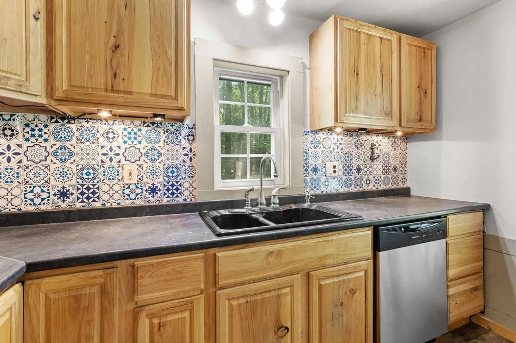102 Green Road Raymond NH 03077