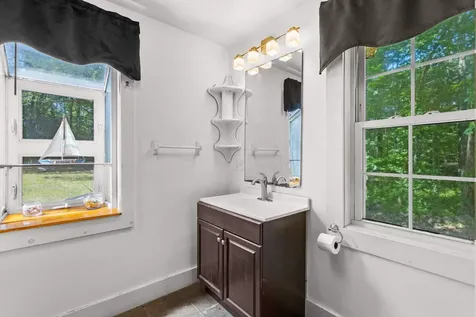 102 Green Road Raymond NH 03077