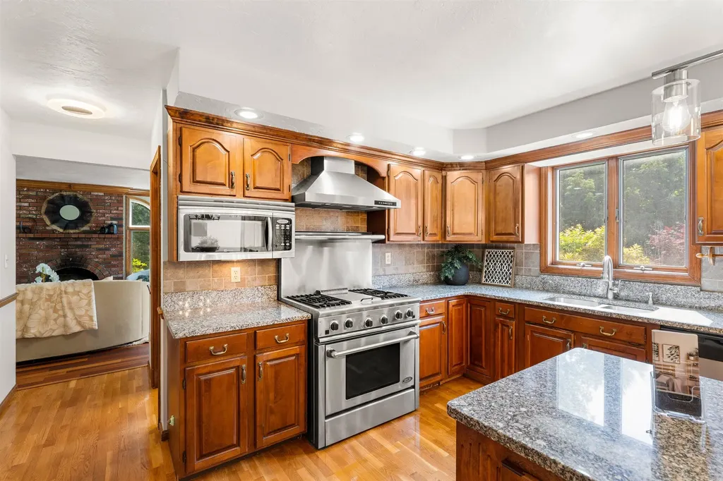 10 Roy Drive Hudson NH 03051-3538