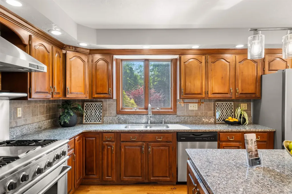 10 Roy Drive Hudson NH 03051-3538