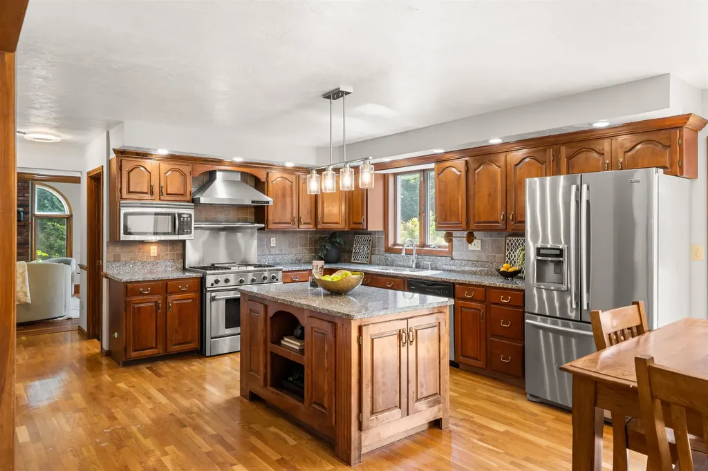 10 Roy Drive Hudson NH 03051-3538