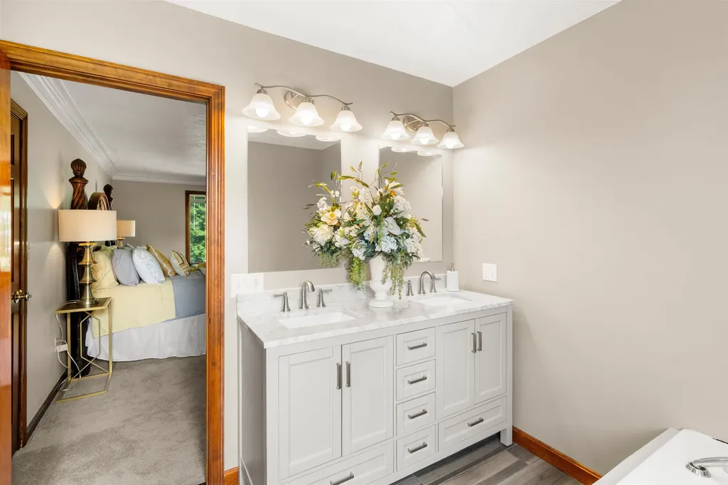 10 Roy Drive Hudson NH 03051-3538