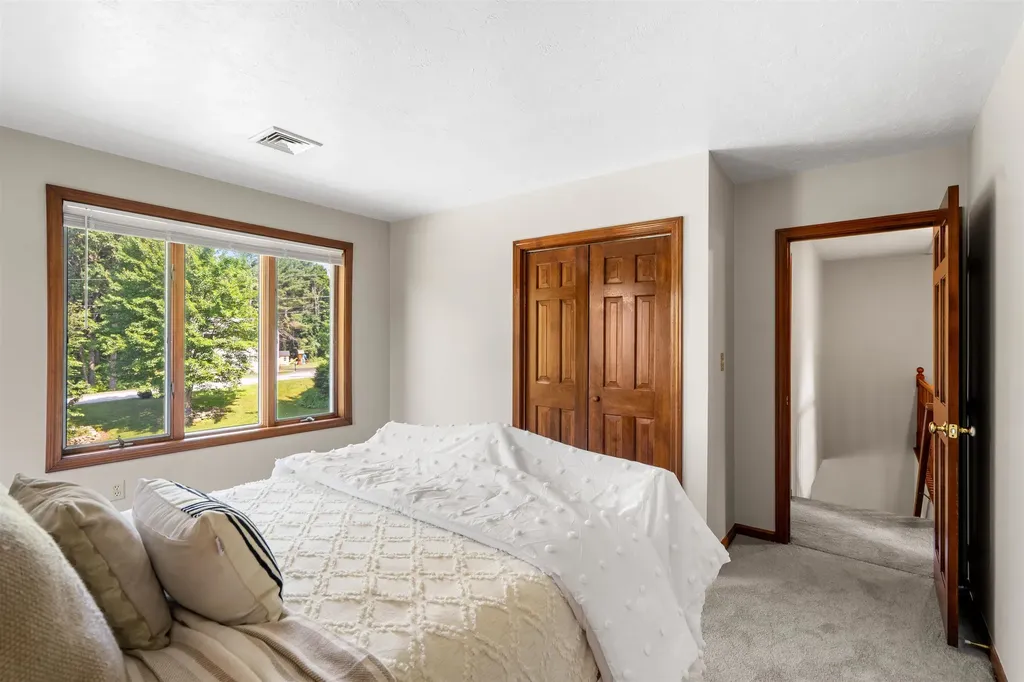 10 Roy Drive Hudson NH 03051-3538