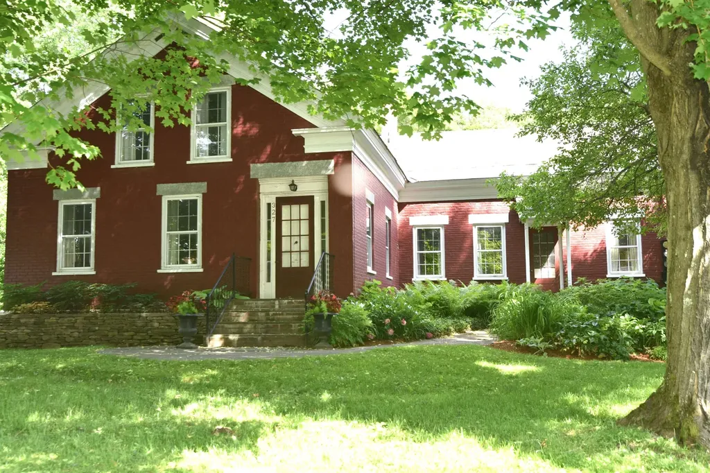 327 Browns Trace Jericho VT 05465