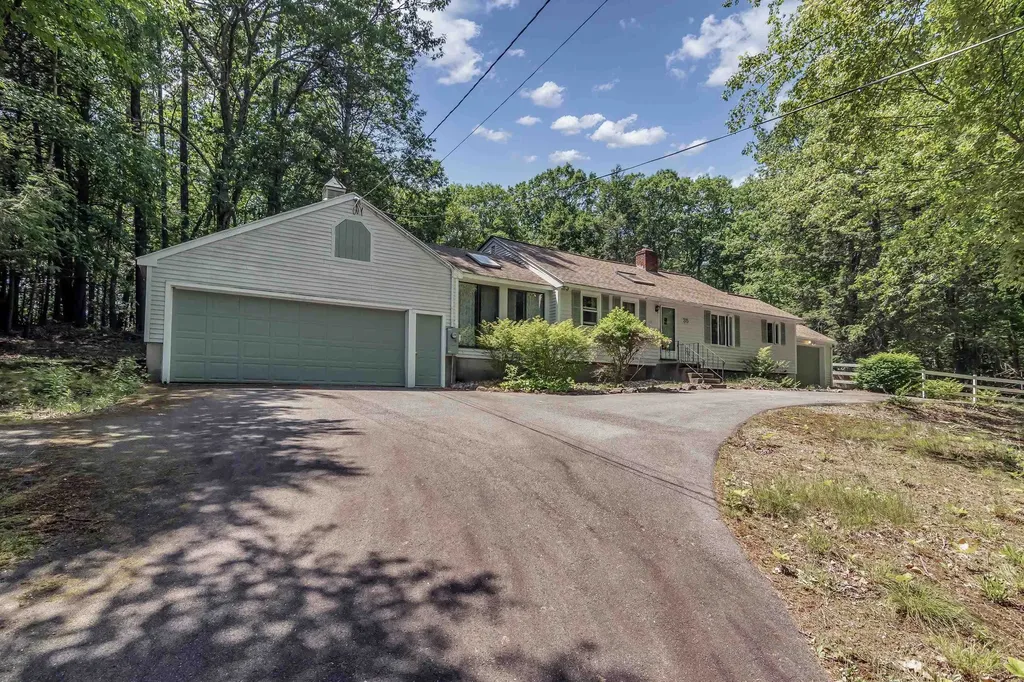 35 Royal Range Road Sandown NH 03873