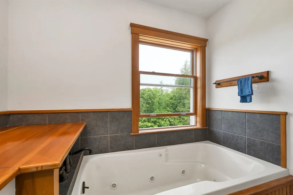 190 Ledge Hill Road Tuftonboro NH 03816