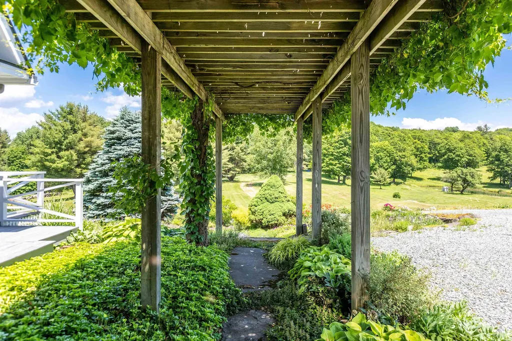 109 Windy Lane Pomfret VT 05067