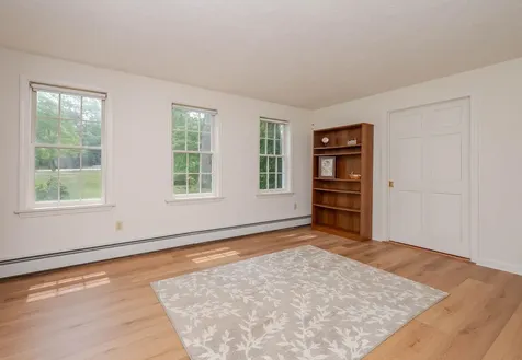 10 Jason Drive Londonderry NH 03053