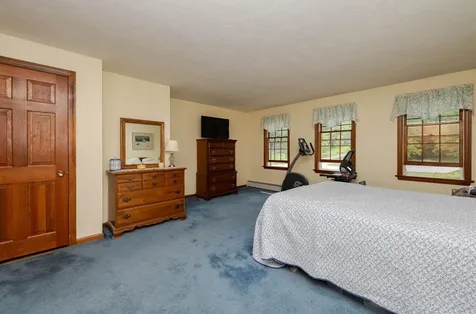 10 Jason Drive Londonderry NH 03053