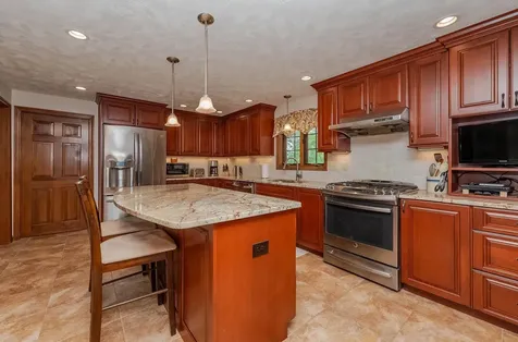 10 Jason Drive Londonderry NH 03053